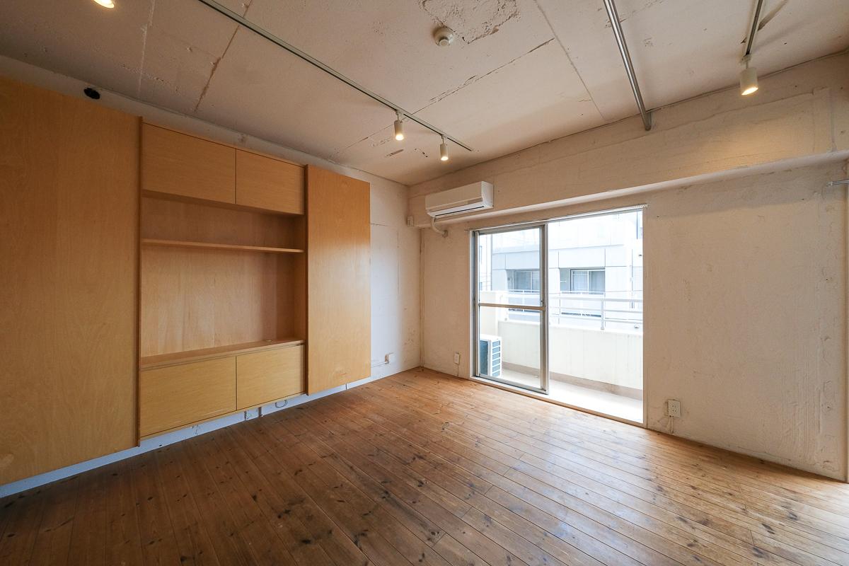 目黒区東山の賃貸物件/無垢の床にコンクリート剥き出しの天井。シンプルに質感よくリノベーションされた空間