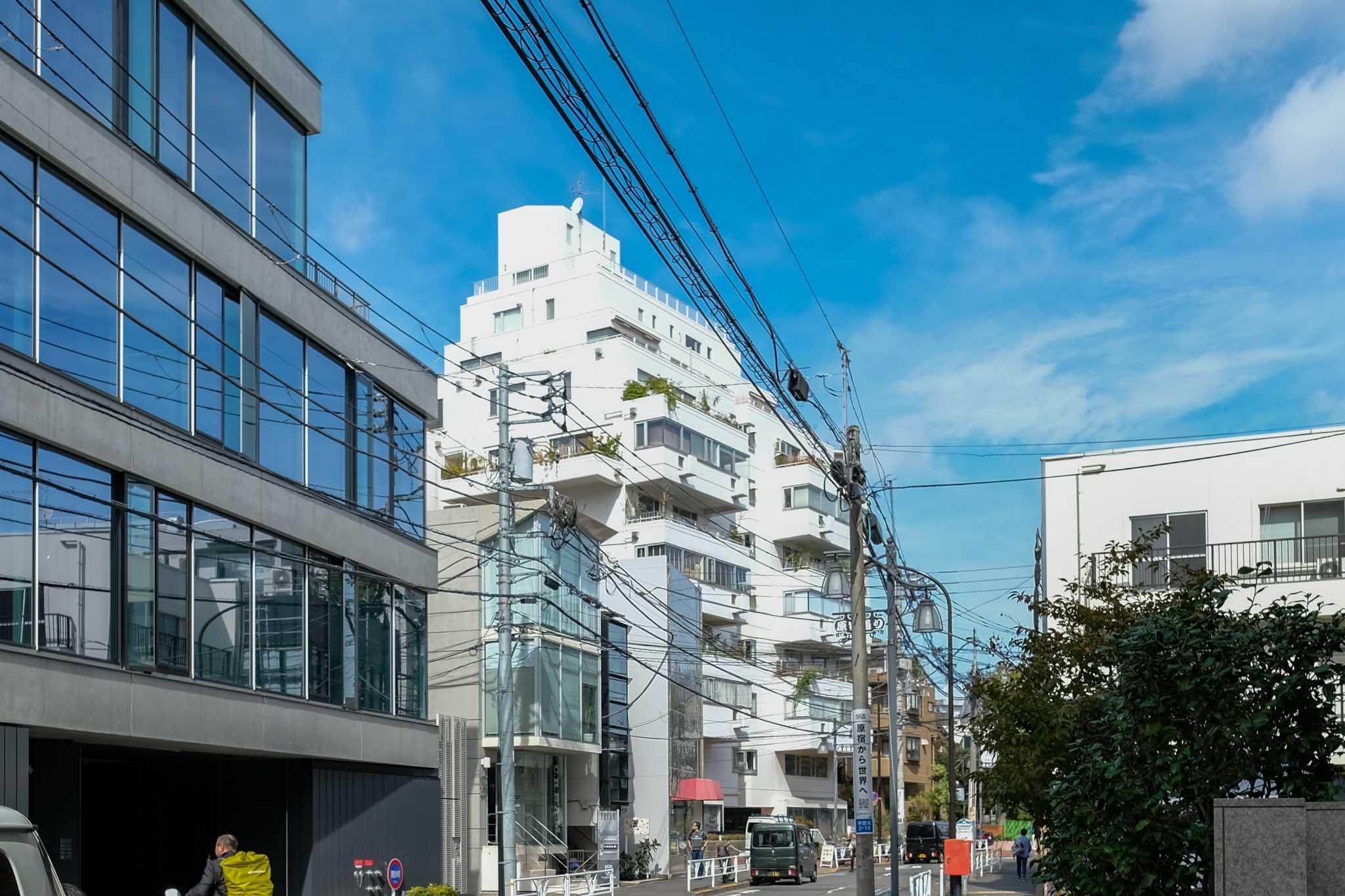 渋谷区神宮前の賃貸物件/白い箱がひょっこり。遠くからでもすぐに分かります