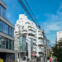 渋谷区神宮前の賃貸物件/白い箱がひょっこり。遠くからでもすぐに分かります