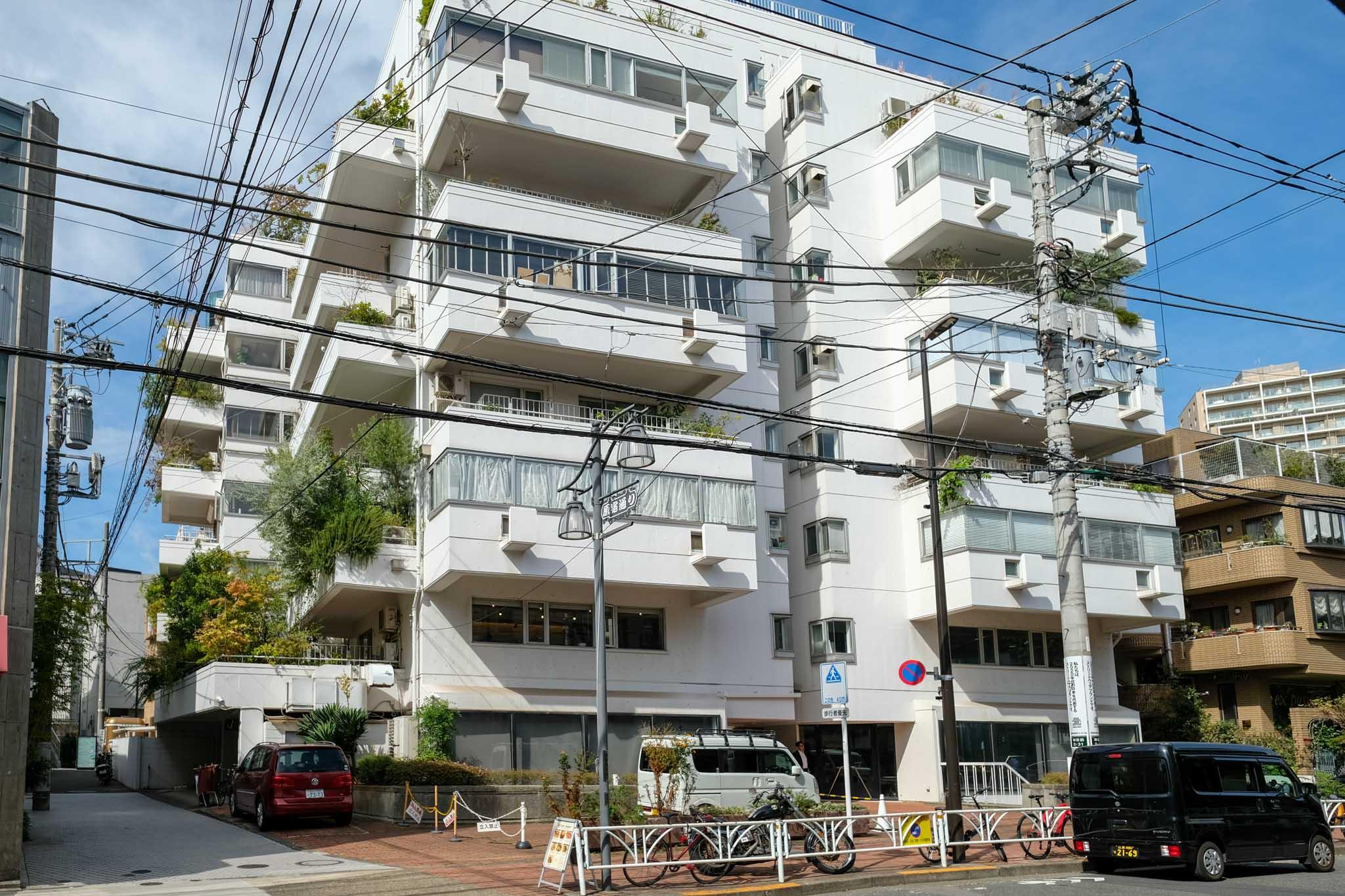 渋谷区神宮前の賃貸物件/通りの角に建つビラ・グロリア。低層階のバルコニーは、もはや小さな森