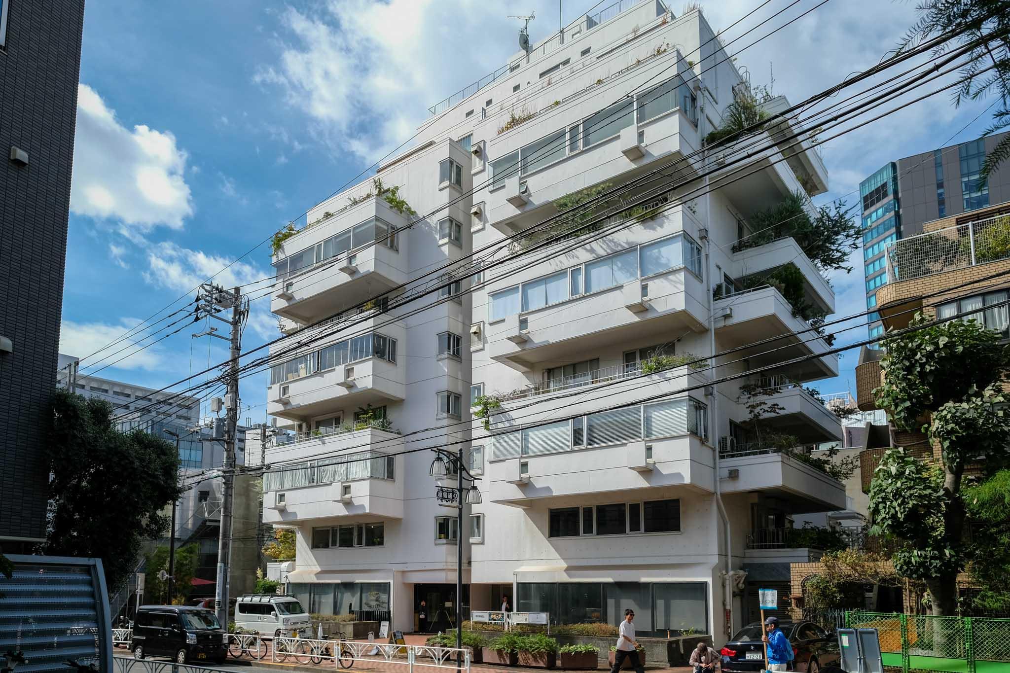 渋谷区神宮前の賃貸物件/大きな箱から、四方へ飛び出すバルコニーと居室。空は、見てのとおりの青空です