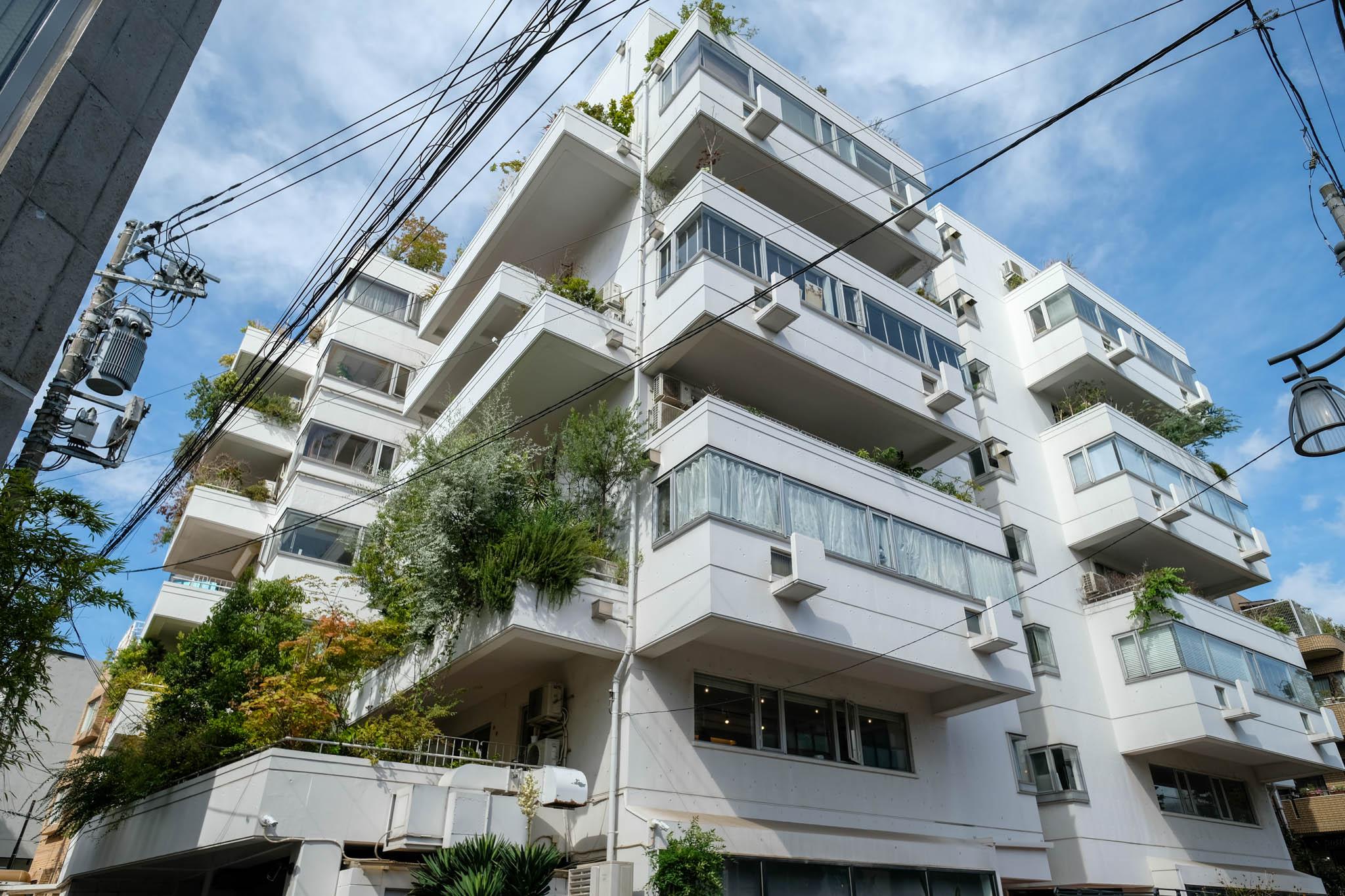 渋谷区神宮前の賃貸物件/真下から見上げると、この迫力。1972年から、ずっと空に向かって張り出している