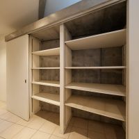 調布市若葉町の売買物件/キッチン横の大容量の収納