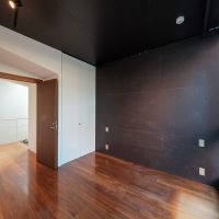 調布市若葉町の売買物件/ダークブラウンに塗装された壁面がポイント