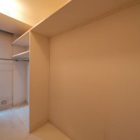 調布市若葉町の売買物件/たっぷりと物を収められるクローゼット