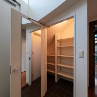 調布市若葉町の売買物件/玄関ドア横にも収納