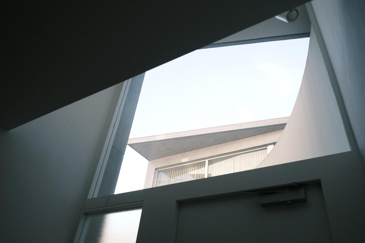 調布市若葉町の売買物件/空が綺麗に見える玄関上部の窓