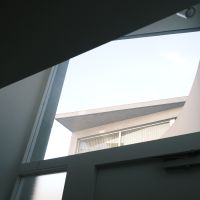 調布市若葉町の売買物件/空が綺麗に見える玄関上部の窓