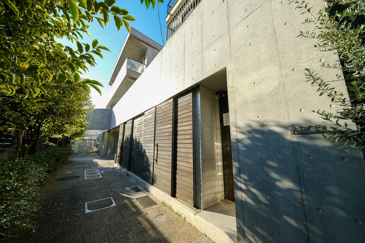 調布市若葉町の売買物件/エントランスへ続く小道