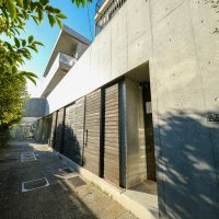 調布市若葉町の売買物件/エントランスへ続く小道