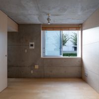練馬区豊玉北の賃貸物件/6.8畳の洋室。西側の窓は通行人と目が合うため、ブラインドは必須です
