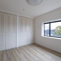 中野区上鷺宮の賃貸物件/7.5畳の洋室。レトロな収納がついてます。
