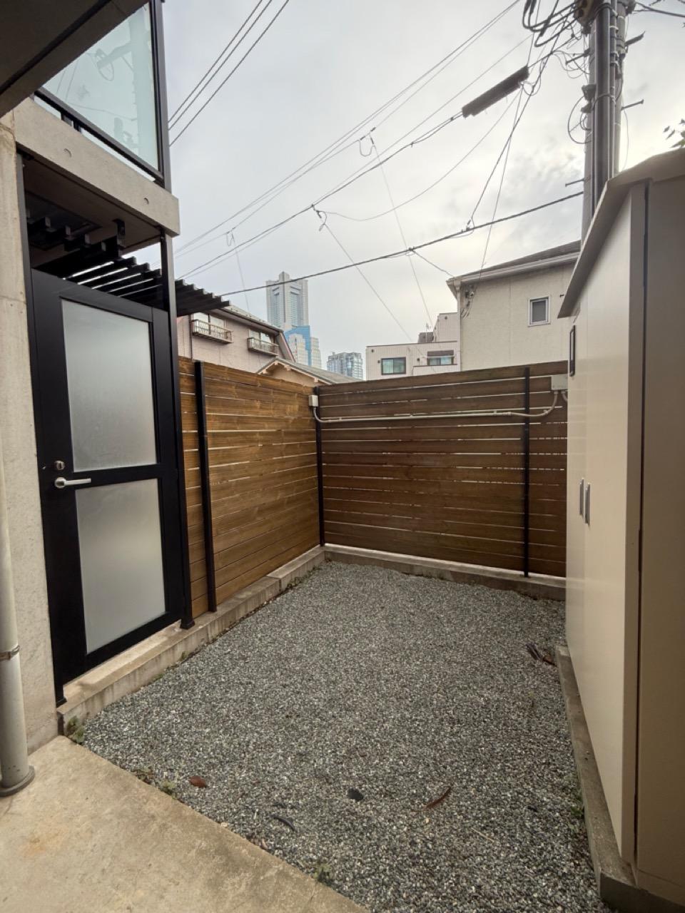 横浜市西区御所山の賃貸物件/広めの専用庭、遠くにランドマークタワーが見えます