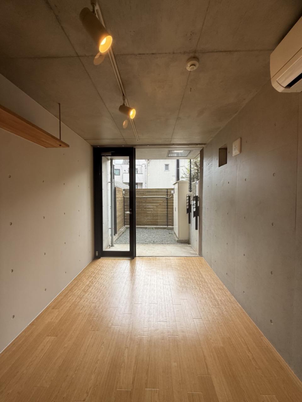 横浜市西区御所山の賃貸物件/全面の窓から光が差し込みます