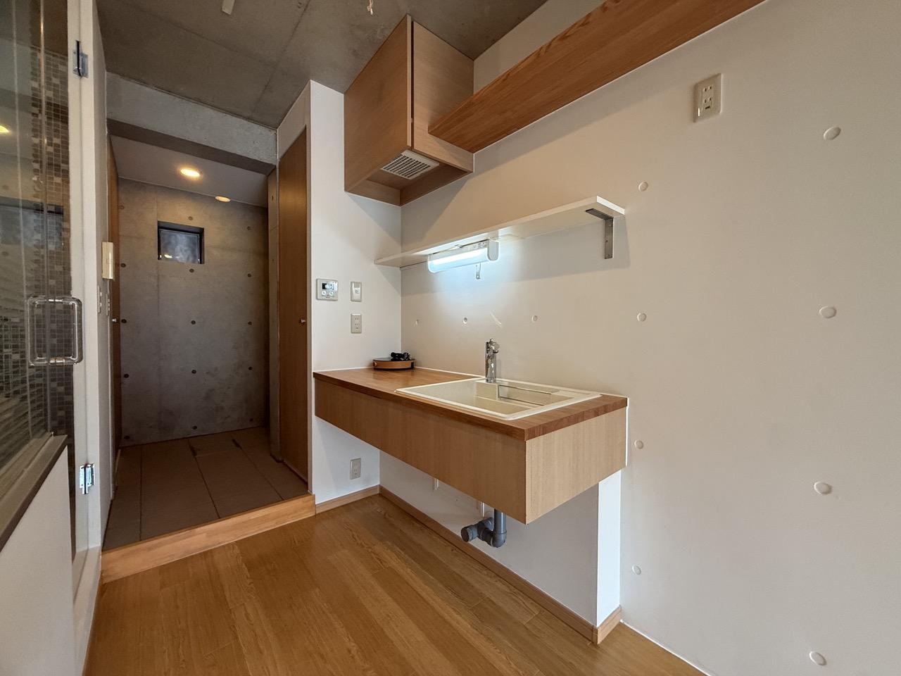 横浜市西区御所山の賃貸物件/キッチンの天板は天然木の集成材が使われています
