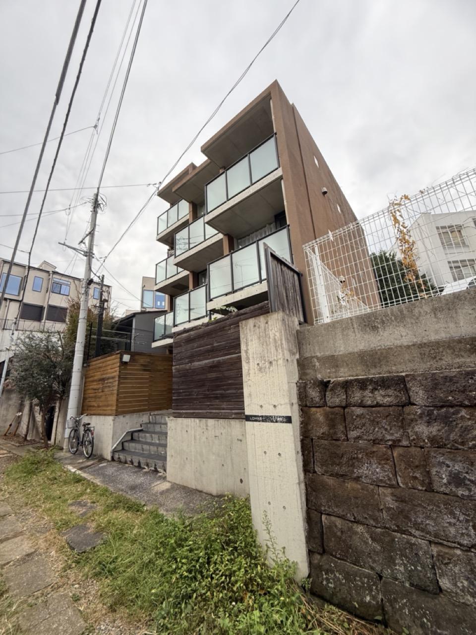 横浜市西区御所山の賃貸物件/スタイリッシュなコンクリートの外観