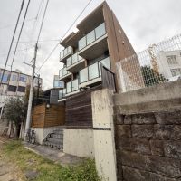 横浜市西区御所山の賃貸物件/スタイリッシュなコンクリートの外観