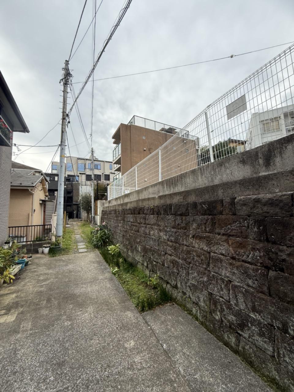横浜市西区御所山の賃貸物件/この路地の先に建物があります