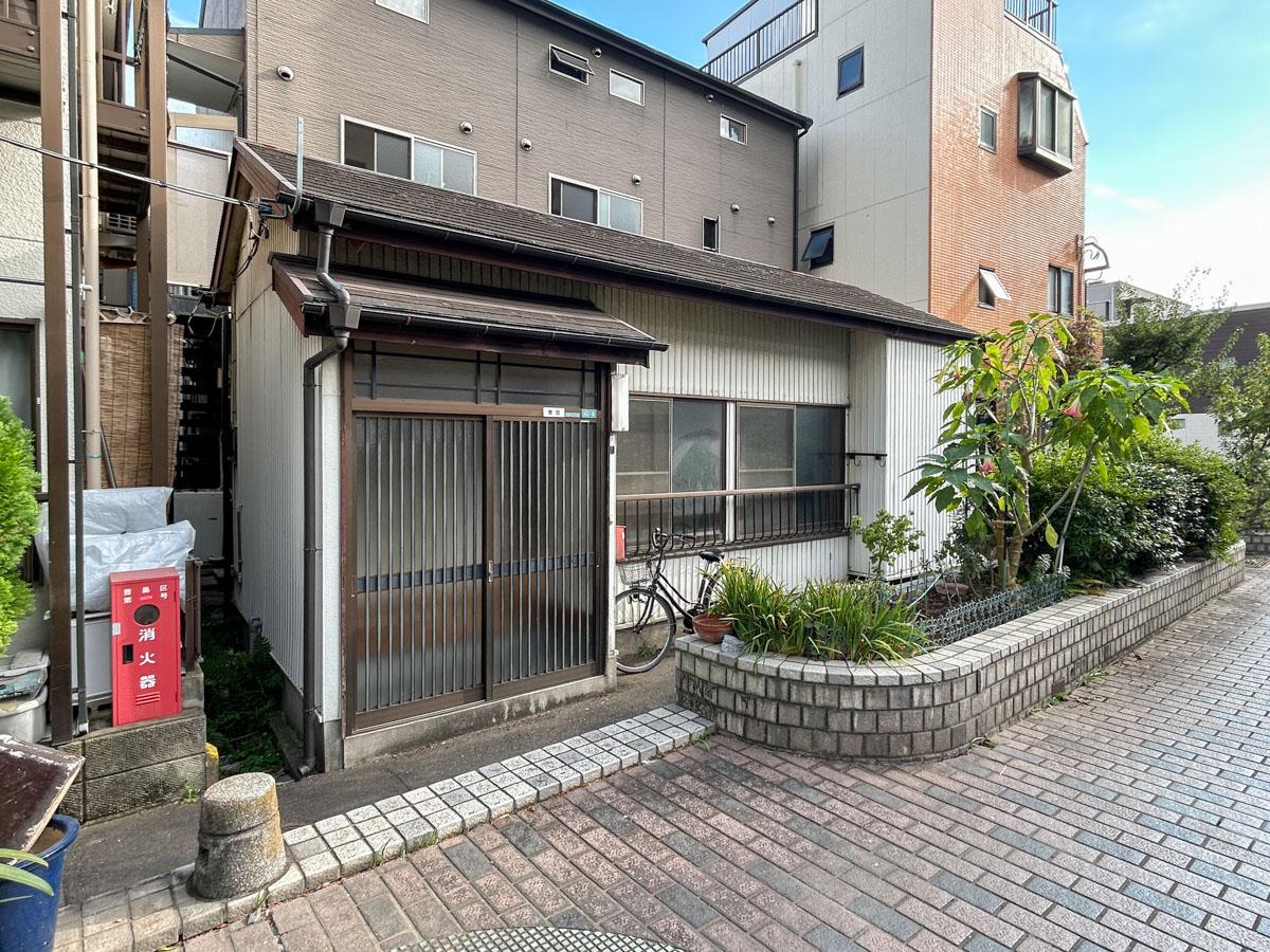 豊島区池袋の賃貸物件/築76年の古い平屋。現在はトタンで覆われていますが、元々は全て木造だったのでしょうか