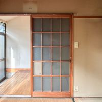 豊島区池袋の賃貸物件/玄関と和室を区切る引き戸も味わい深い
