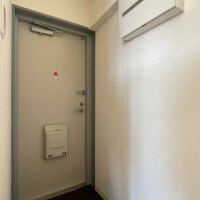 杉並区荻窪の賃貸物件/玄関。扉の向かいに靴箱もあります