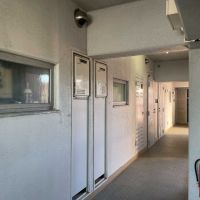 杉並区荻窪の賃貸物件/玄関外、共用部は結構古びています