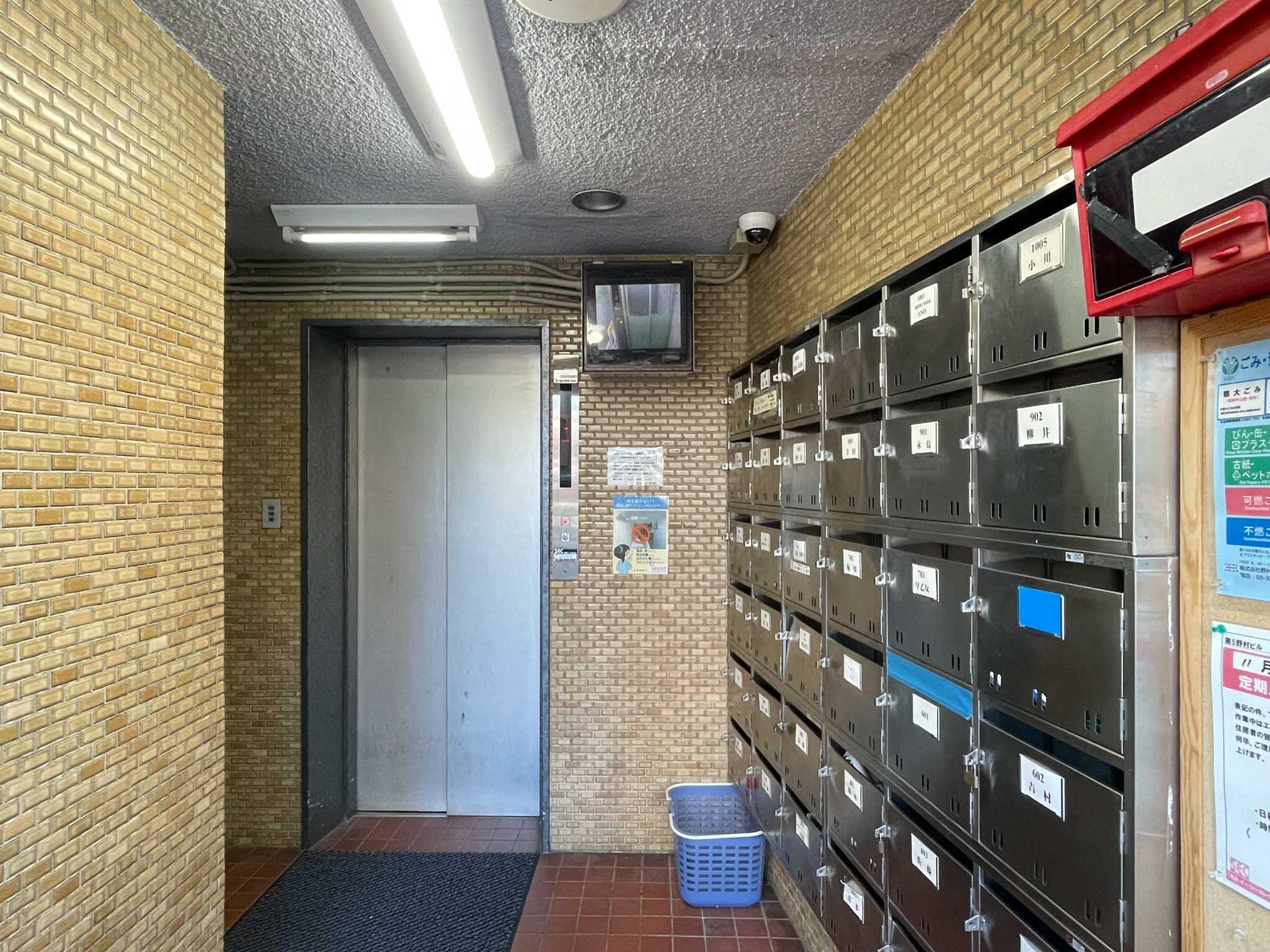 杉並区荻窪の賃貸物件/エントランスはコンパクトなサイズ感