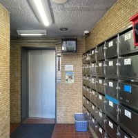 杉並区荻窪の賃貸物件/エントランスはコンパクトなサイズ感