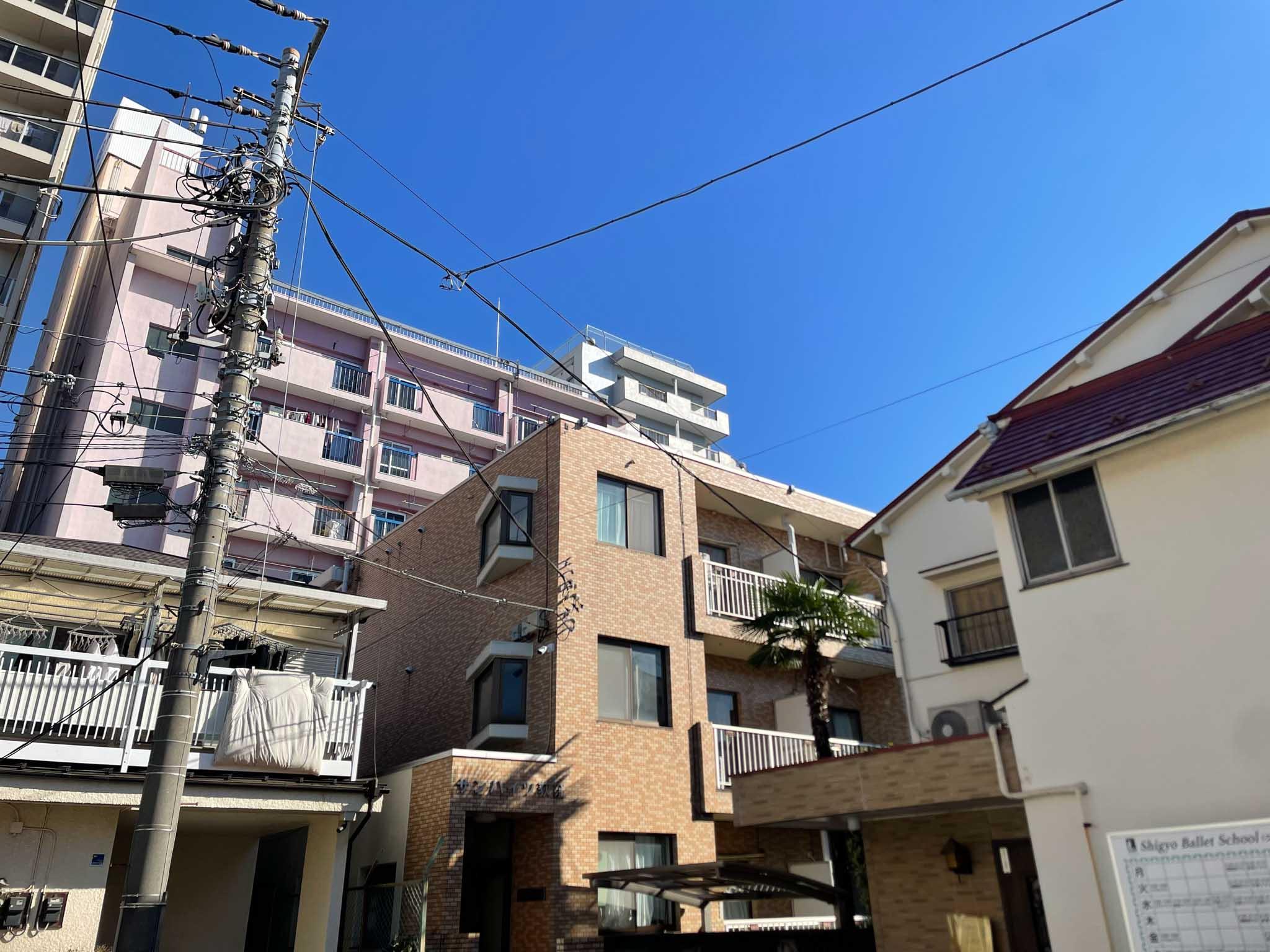 杉並区荻窪の賃貸物件/分かりづらいですが、少し飛び出た白い建物です