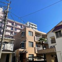 杉並区荻窪の賃貸物件/分かりづらいですが、少し飛び出た白い建物です