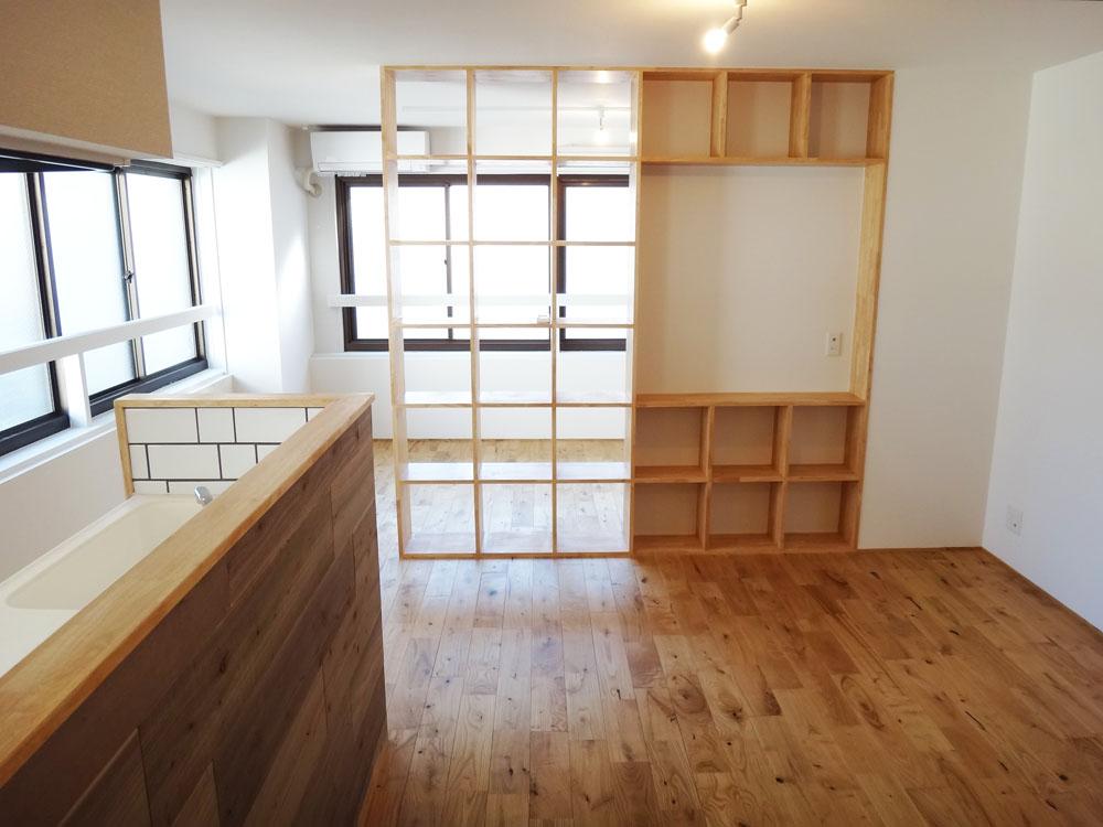 横浜市中区若葉町の賃貸物件/広い空間を造作の棚とキッチンが、やんわり区切ってくれています。