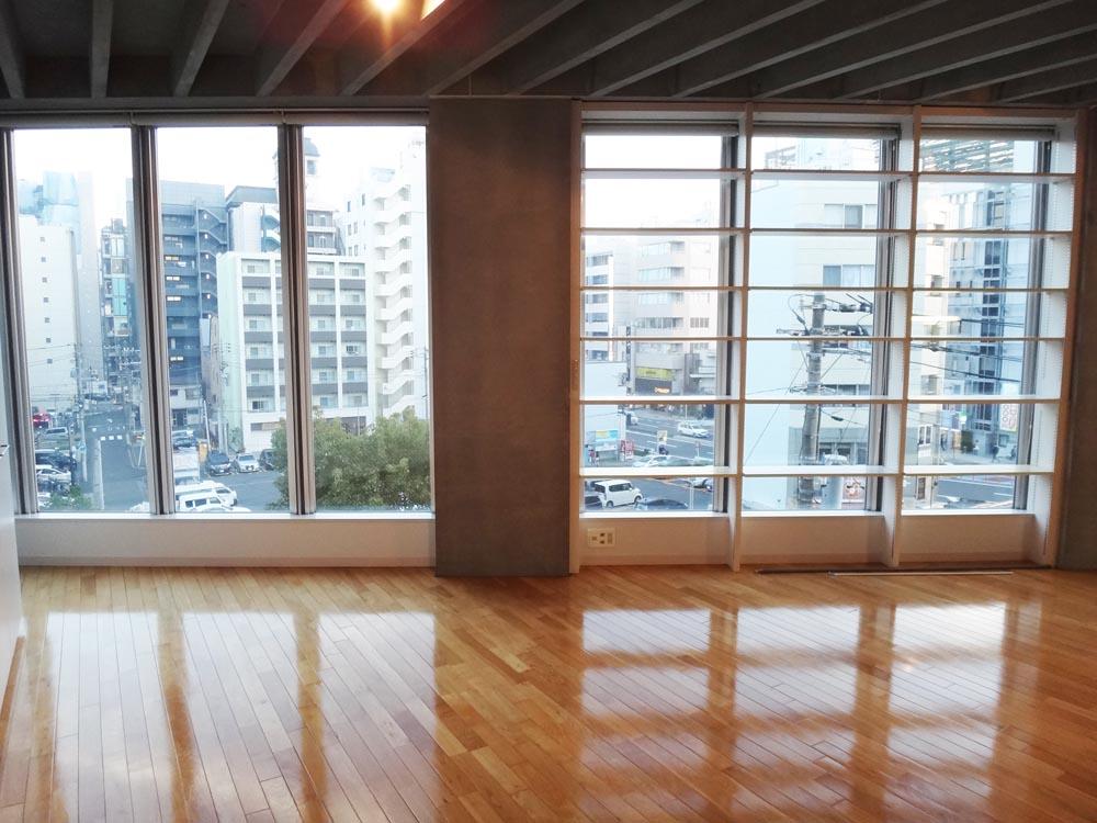 横浜市西区北幸の賃貸物件/右の窓の前は棚になっています