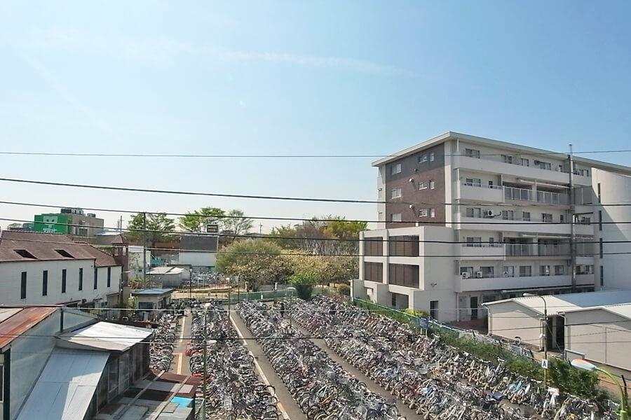 杉並区久我山の賃貸物件/目の前は商店街の駐輪場で、眺望良し。