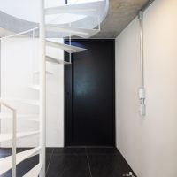 中野区南台の賃貸物件/黒い床がスタイリッシュな玄関