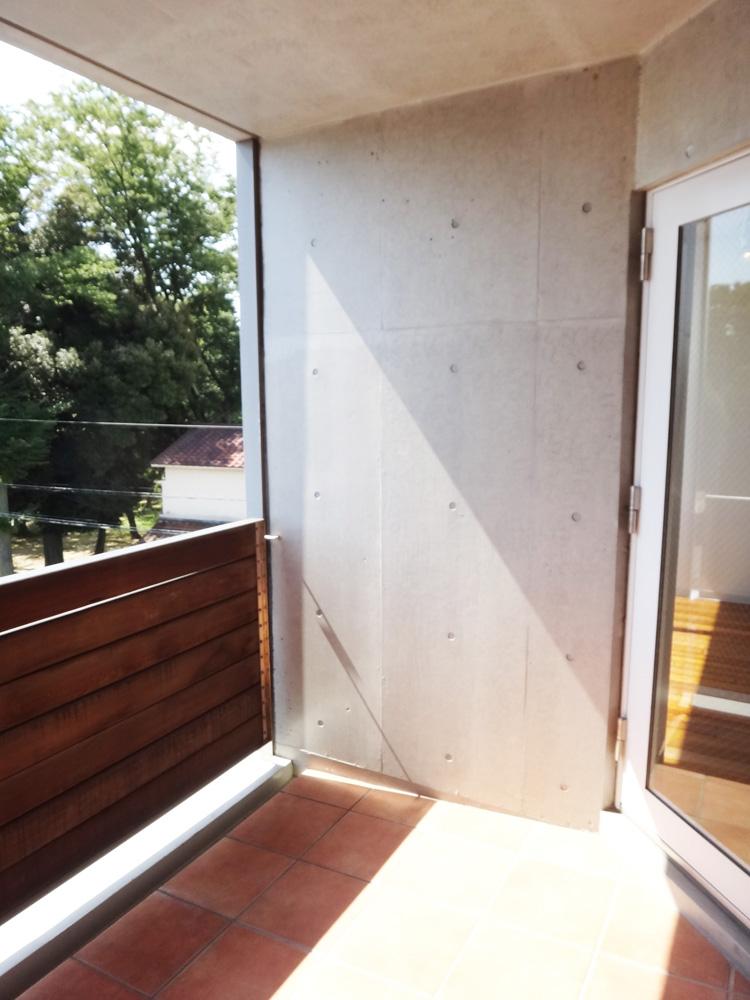 川崎市中原区中丸子の賃貸物件/バルコニーは屋根付き。椅子を置いてのんびり過ごしても良さそうです。