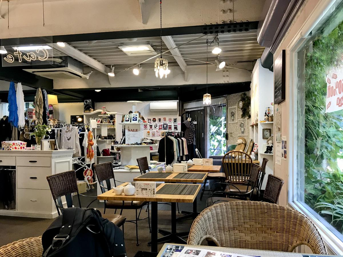 北区赤羽の賃貸物件/1階の店はこんな感じ。35年つづくアパレルショップ兼カフェです（前回募集時の写真、現在は改装され少し違う雰囲気になっています）