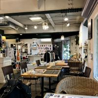 北区赤羽の賃貸物件/1階の店はこんな感じ。35年つづくアパレルショップ兼カフェです（前回募集時の写真、現在は改装され少し違う雰囲気になっています）