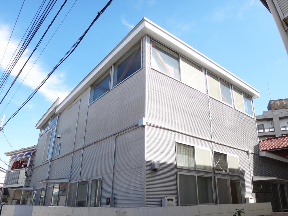 横浜市神奈川区入江の賃貸物件/ガルバリウムの外観がスタイリッシュです。