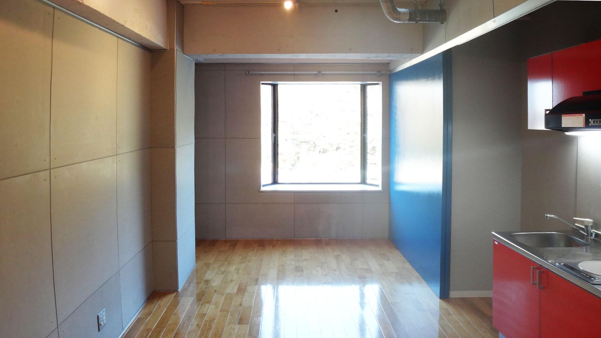 横浜市中区山手町の賃貸物件/表情豊かな桜のフローリング。開口部は大きめで出窓になっているので気持ちが良い