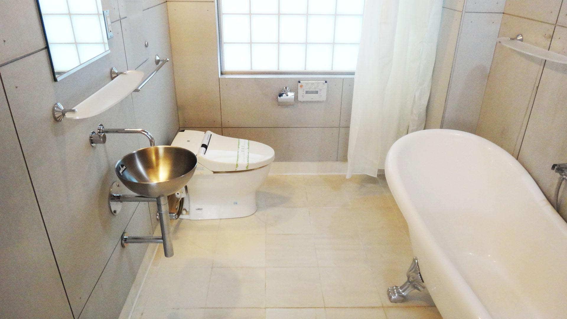 横浜市中区山手町の賃貸物件/洗面器、トイレは浴槽と同じ空間