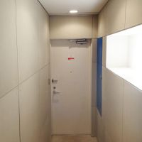 横浜市中区山手町の賃貸物件/スタイリッシュな玄関。棚の部分が間接照明になっています