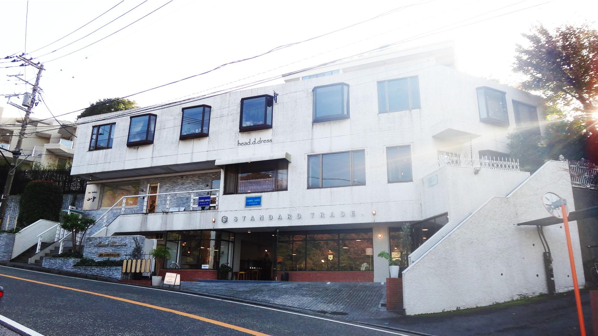 横浜市中区山手町の賃貸物件/外観はこの通り、とても素敵な雰囲気。1階には家具屋