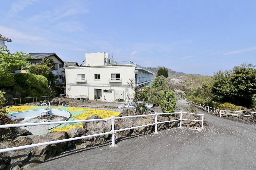 静岡県伊東市川奈の売買物件/広大な敷地内には10台〜20台ほどの車を止められます（写真は前回募集時のもの）