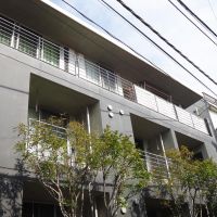 横浜市神奈川区大口通の賃貸物件/裏側には植栽が植えられていて、バルコニーから緑が見れます