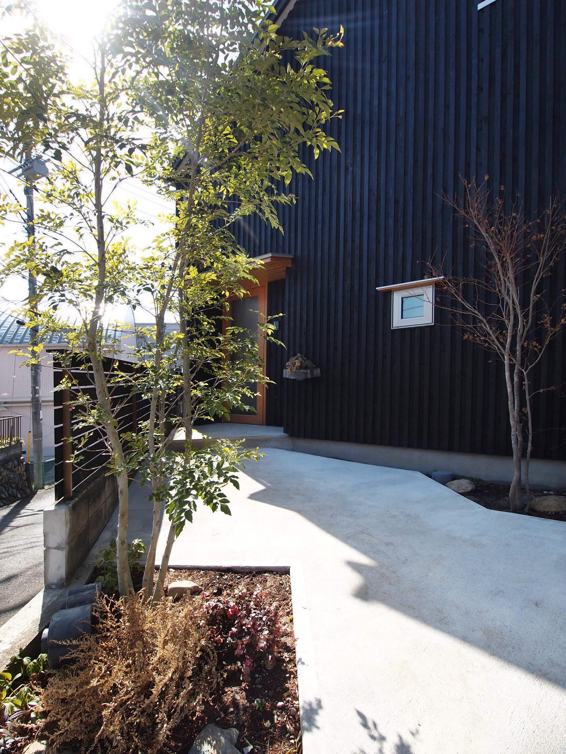 埼玉県入間市大字野田の賃貸物件/敷地入口。共用部の植栽もセンスを感じる