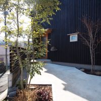 埼玉県入間市大字野田の賃貸物件/敷地入口。共用部の植栽もセンスを感じる