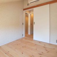 埼玉県入間市大字野田の賃貸物件/洋室2。入口側は人が立てるくらいの高さ