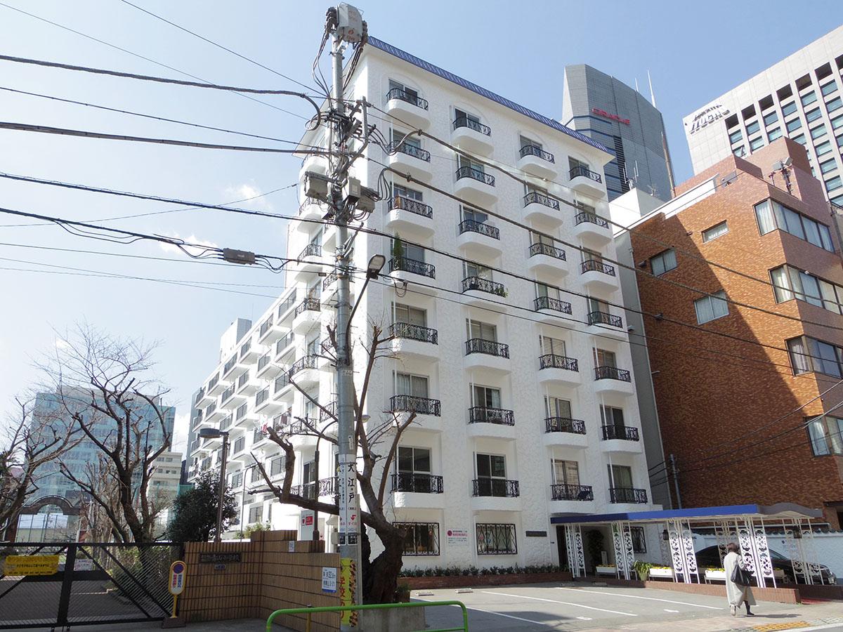 港区南青山の賃貸物件/外苑前駅のすぐ近くに立つ、レトロマンション。部屋は2階の角部屋です