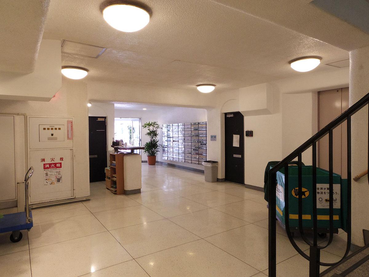 港区南青山の賃貸物件/清潔なエントランス。立地柄、事務所として使われている部屋も多いです