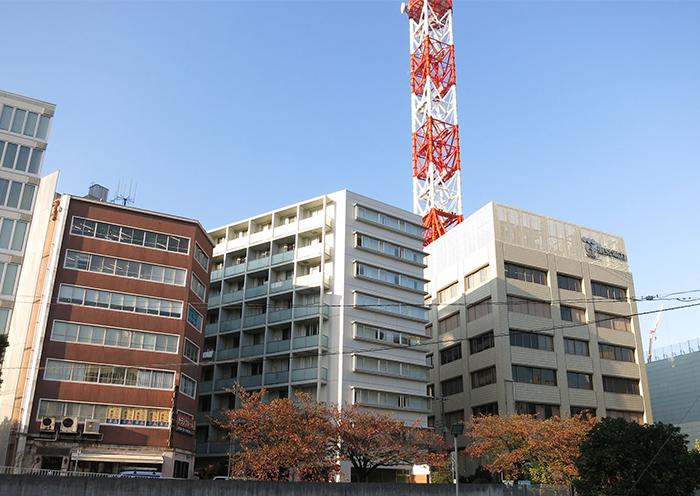 横浜市西区北幸の賃貸物件/中央、横長の窓が印象的な白い建物が本物件。川に向いているので開放的